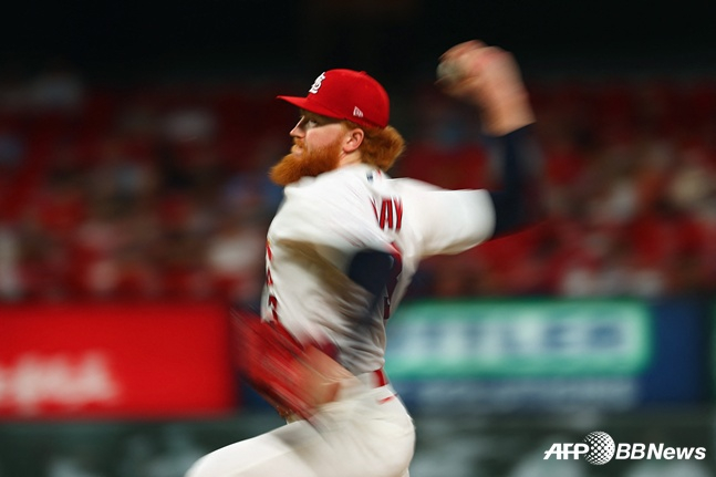 St. Louis Cardinals pitcher Dustin May takes the mound for the 2026 MLB home game against San Diego at Busch Stadium in St. Louis, Missouri, on the 16th, delivering a strong performance. /AFPBBNews=NEWS1