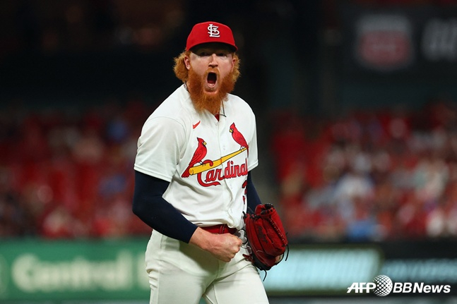 St. Louis Cardinals pitcher Dustin May takes the mound for the 2026 MLB home game against San Diego at Busch Stadium in St. Louis, Missouri, on the 16th, striking out a batter and roaring afterward. /AFPBBNews=NEWS1