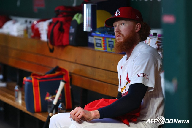 St. Louis Cardinals pitcher Dustin May takes the mound for the 2026 MLB home game against San Diego at Busch Stadium in St. Louis, Missouri, on the 16th, waiting in the dugout for his next inning appearance. /AFPBBNews=NEWS1