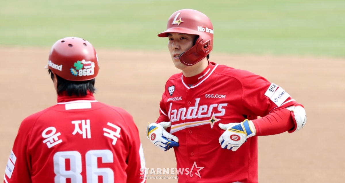 Kim Sung-wook, người đánh bóng thứ 7 của Landers, đang tự chúc mừng mình với một cú đánh trúng bóng ở gôn 1 trong hiệp 2 của trận đấu bóng chày chuyên nghiệp năm 2026 SSGlanders Field ở Incheon vào ngày 29. 2026.03.29. Kim Sung Wook, người đánh bóng thứ 7 của Landers, đang tự chúc mừng mình với một cú đánh trúng bóng ở gôn 1 trong hiệp 2 của trận đấu bóng chày chuyên nghiệp năm 2026 SSG Landers Field ở Incheon vào ngày 29. 2026.03.29. /Ảnh = Kang Young-jo cameratalks@