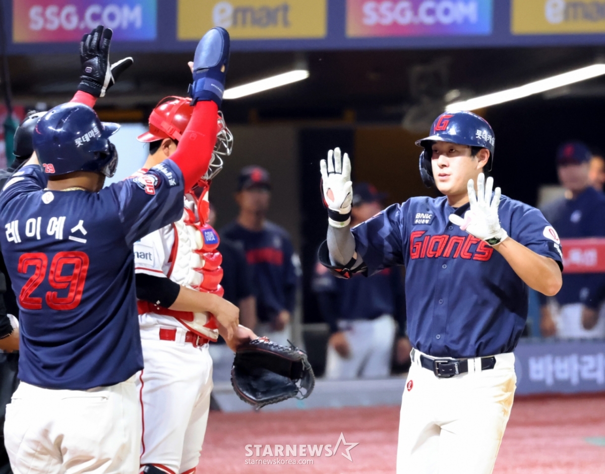 Lotte's fifth batter Na Seung-yeop hits a two-run home run in the fifth inning during the 2026 KBO League SSG Landers vs. Lotte Giants game held at Incheon SSG Landers Field on the 16th, then rounds the bases. 2026.06.16. /Photo=Senior reporter Kang Young-jo cameratalks@