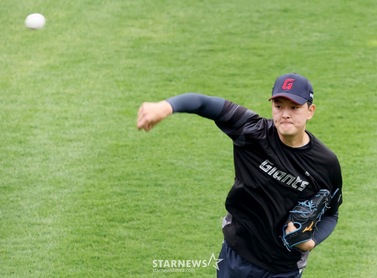 Lotte right-handed reliever Kim Won-joong practices pitching in the outfield ahead of the 2026 KBO League match between Hanwha Eagles and Lotte Giants at Hanwha Life Eagles Park on the 19th. 2026.05.19. /Photo=Senior reporter Kang Young-jo cameratalks@