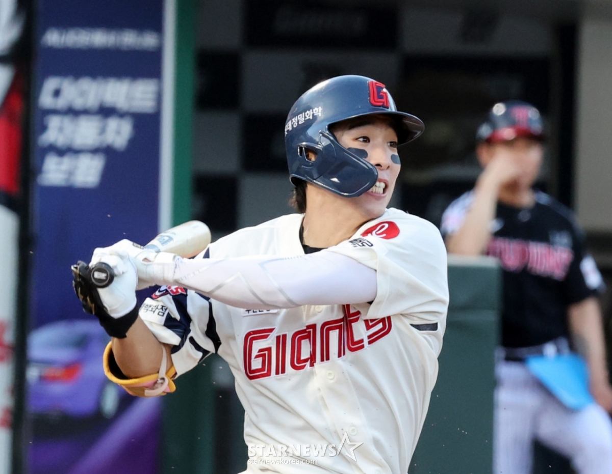 Lotte's leadoff hitter Kim Dong-hyun is battling Hernandez in the bottom of the 3rd inning of the 2025 KBO League match between LG Twins and Lotte Giants at Sajik Baseball Stadium on the 1st. 2025.07.01. /Photo=Kang Young-jo cameratalks@