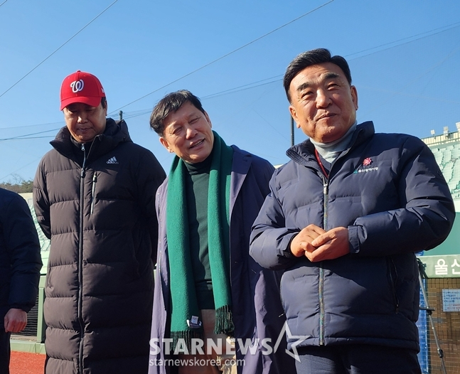 In January, Ulsan Whales manager Jang Won-jin (from left), KBO President Heo Koo-yeon, and Ulsan Mayor Kim Du-gyeom. /Photo=Reporter Park Su-jin