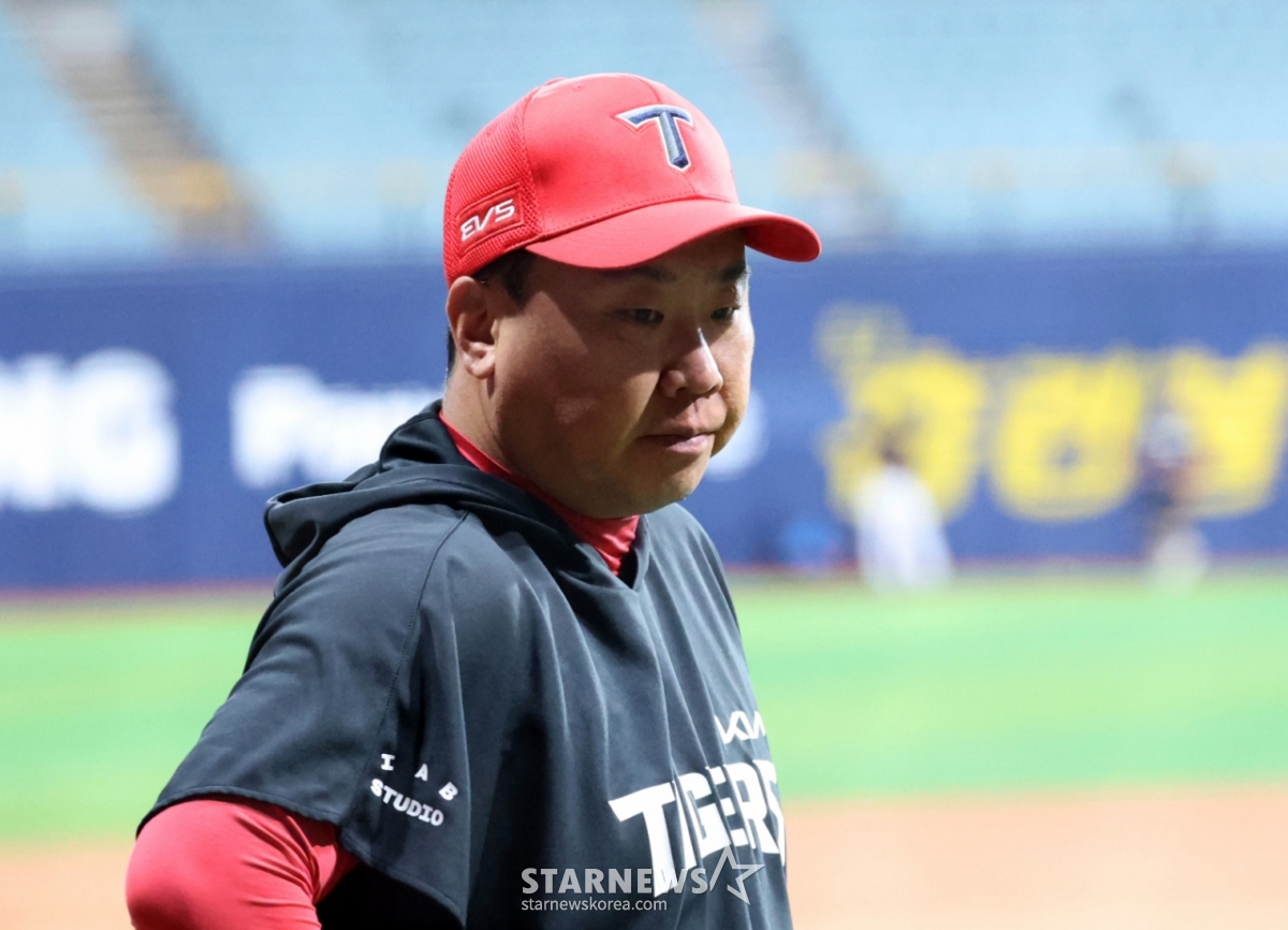 起亜のイ·ボムホ監督が先月27日、高尺スカイドームで開かれる2026KBOリーグのキウムヒーローズと起亜タイガースの試合を控え、打撃練習をする選手たちを見守っている。 2026.05.26./写真=カン·ヨンジョ先任記者