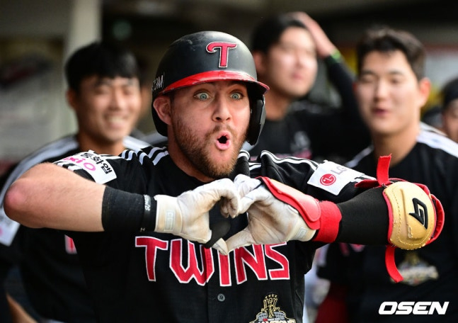 On the 16th, LG's Austin Dean hit a solo home run to left-center field in the top of the first inning with two outs against KIA in Gwangju and performed a ceremony.
