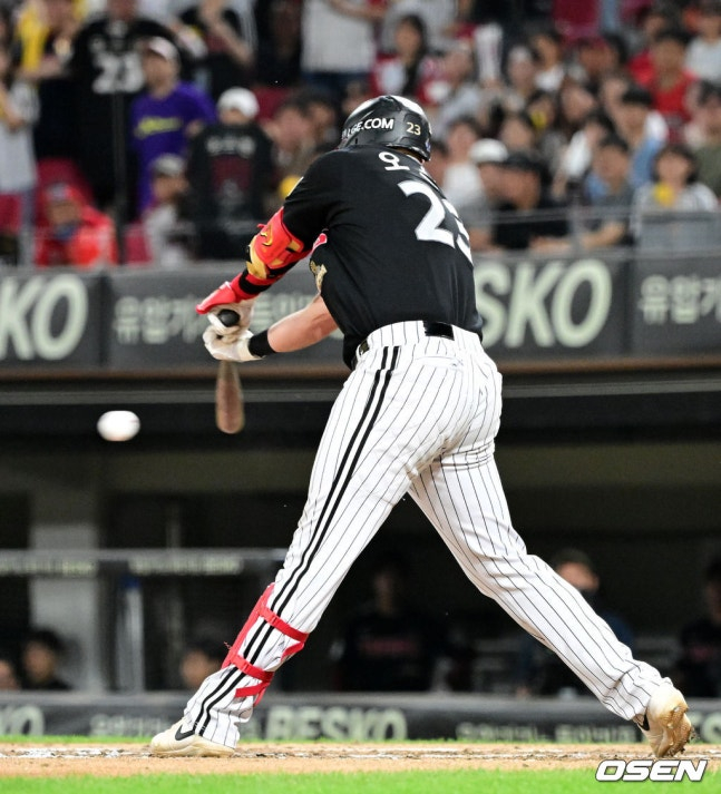 On the 16th, LG's Austin Dean hit a sacrifice single to right field with one out and runners on first and third in the top of the seventh inning against KIA in Gwangju and performed a ceremony.