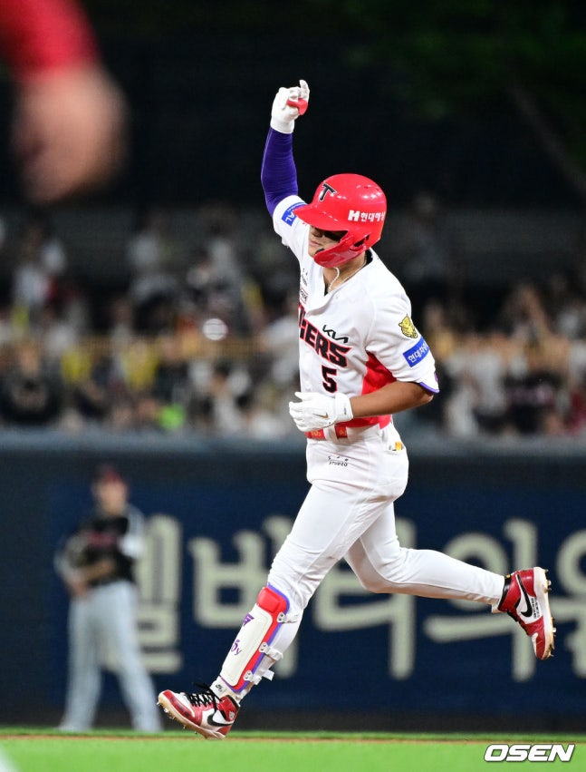 On the 16th, KIA's Kim Do-young hit a solo home run to left field in the bottom of the sixth inning with one out against LG in Gwangju and performed a ceremony.