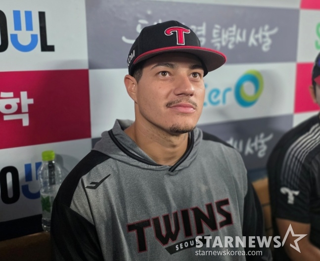 LG Twins' new foreign pitcher Yacel Rio, after leading the team to victory in the Jamsil SSG Landers game on the 10th, gave an interview to reporters. /Photo=Reporter Kim Dong-yoon