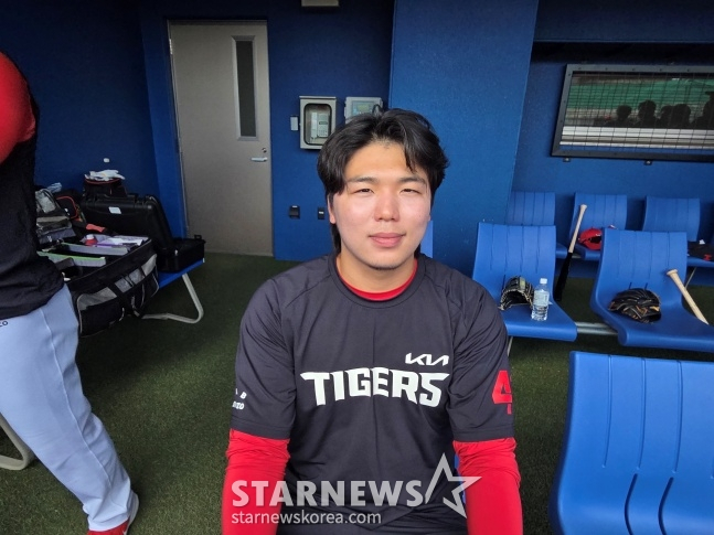 KIA's Hwang Dong-ha gave an interview to StarNews on February 24 in front of a practice game against the national team ahead of the 2026 World Baseball Classic (WBC) at Kadena Baseball Stadium in Kadena, Okinawa Prefecture, Japan. /Photo=Reporter Kim Dong-yoon