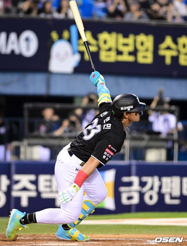 KT's An Hyun-min hits a two-run single to left field in the top of the 5th inning against Doosan on the 16th. /Photo=OSEN