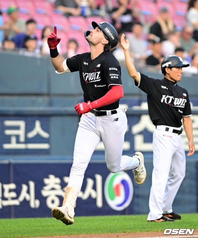 KT's Hilliard hits a two-run home run over the right-field fence in the top of the 3rd inning against Doosan on the 16th and rounds the bases. /Photo=OSEN