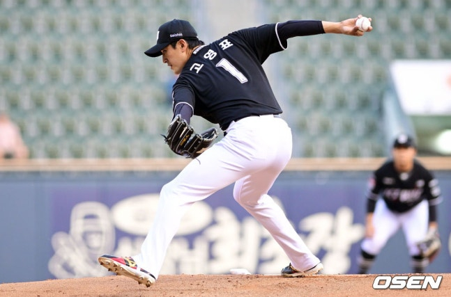 KT's Ko Young-pyo pitches against Doosan on the 16th. /Photo=OSEN