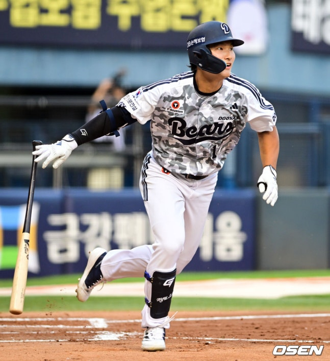 Doosan's Ryu Seung-min hits a double, his first hit of the season, in the bottom of the 2nd inning against KT on the 16th. /Photo=OSEN