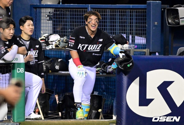 アン·ヒョンミン(右)が16日、斗山(トゥサン)戦で笑っている。 /写真=OSEN