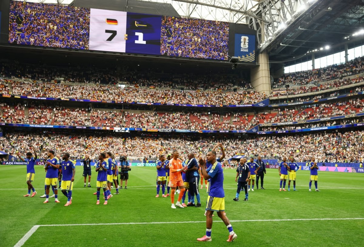 歴代W杯本大会出場国のうち、最小人口（15万人）のキュラソーが15日（韓国時間）、米テキサス州ヒューストンスタジアムで行われたドイツと2026年北中米W杯1次リーグE組第1戦で史上初のW杯試合を行った後、観衆に挨拶している。 /ロイター=ニュース1
