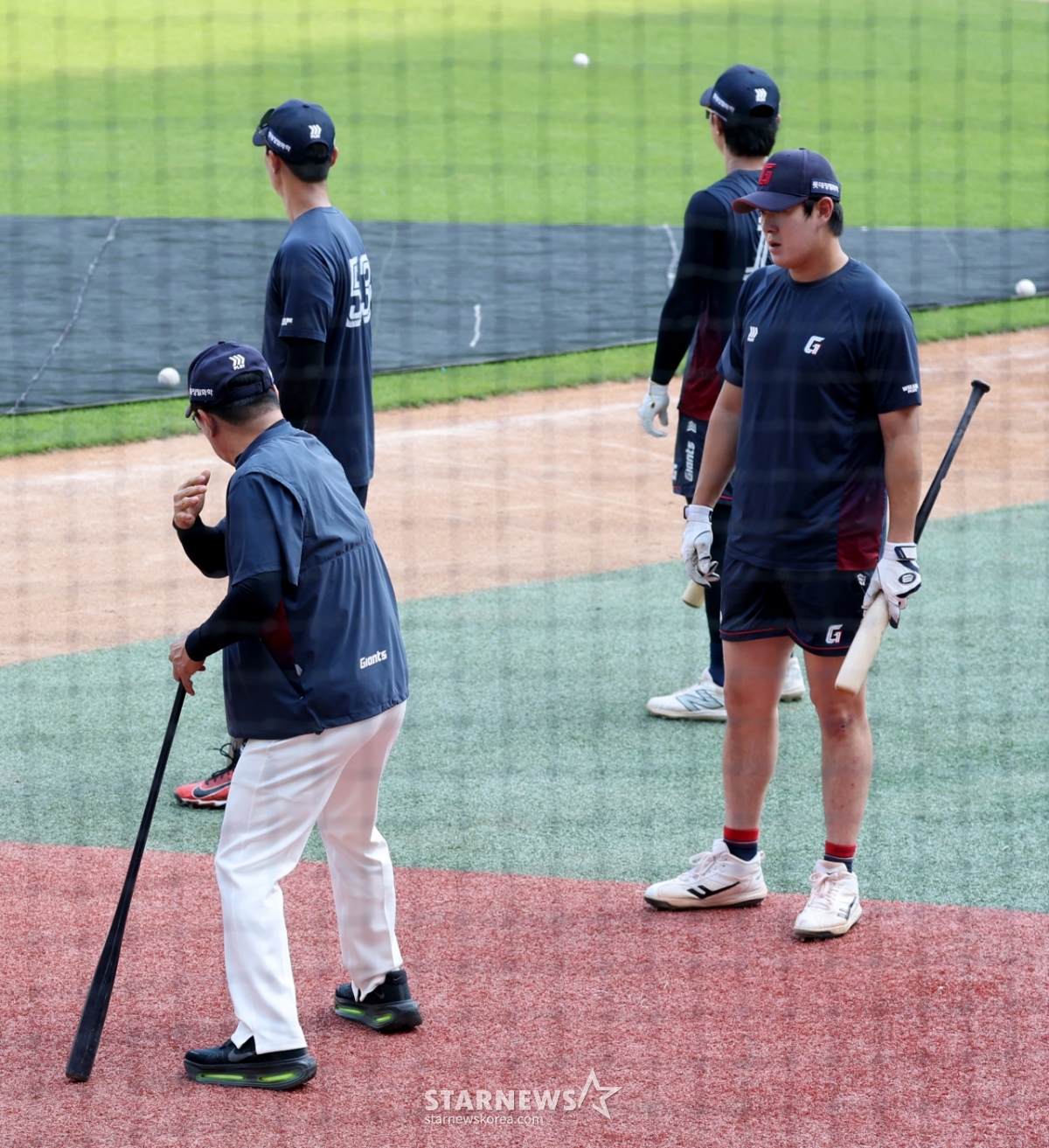 [포토]'나승엽과 타격에 대해 이야기 나누는' 롯데 김태형 감독