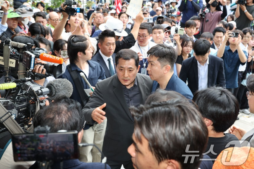 As the 'polling station blockade protest' that began with the shortage of ballots in the the 3rd local elections continues around the Seoul Songpa-gu Olympic Park Handball Gymnasium, Yu Seung-min, a senior Han Che-yuk-hoe (Chairman) member, attempted to enter the handball gymnasium on the 16th but was blocked by a protest participant. /Photo=NEWS1