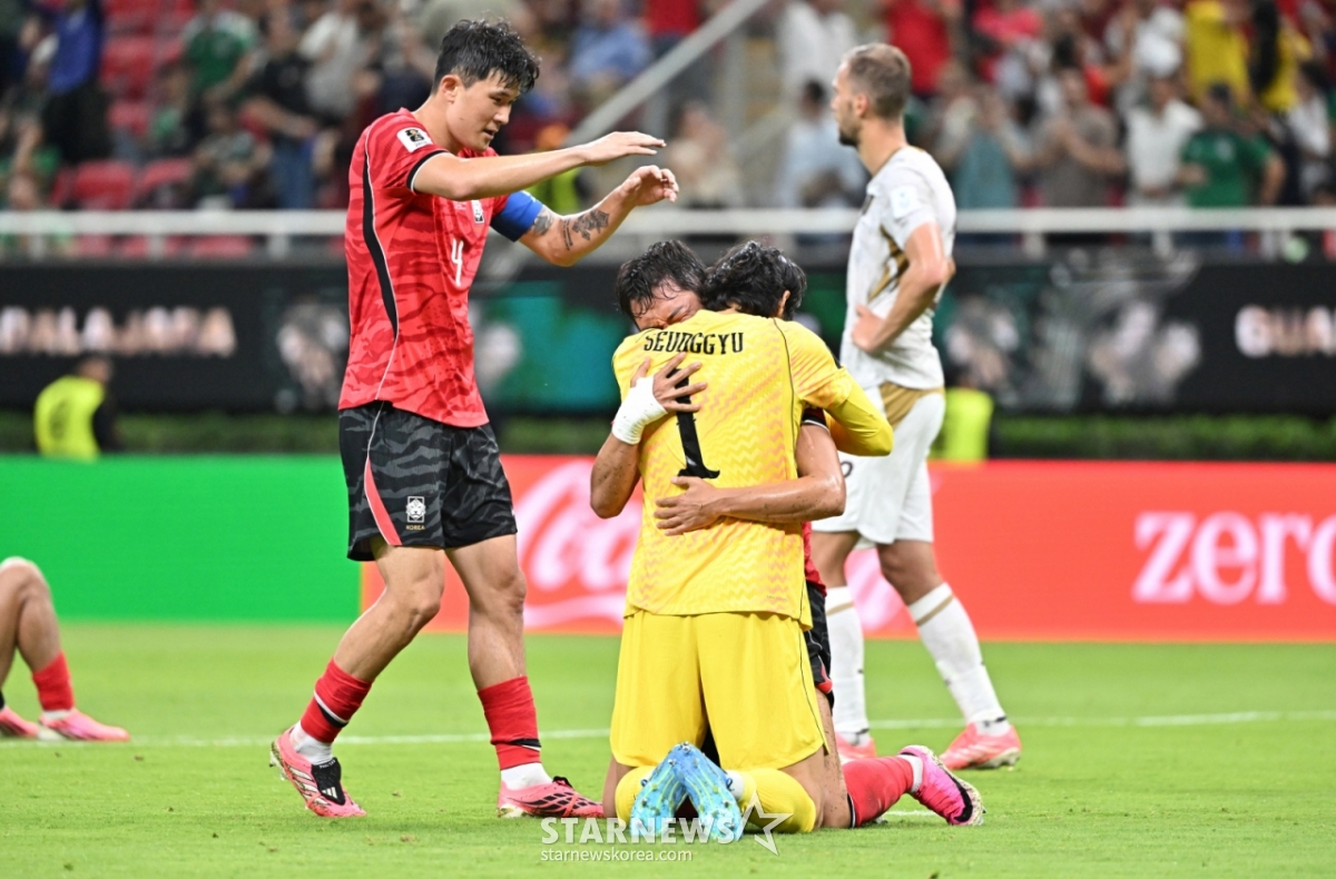 The 2026 CONCACAF World Cup qualification match between South Korea and Czech Republic was held on the 12th (Korea time) at Estadio Akron in Guadalajara, Mexico. Oh Hyun-kyu, the scorer of the winning goal, embraced Kim Seung-gyu and celebrated emotionally just before the final whistle. /Photo=Chief correspondent Kim Jin-kyung