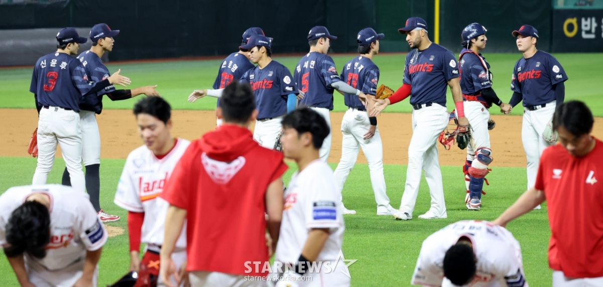 [포토]'연패탈출 성공이다!' 승리자축하는 롯데선수들