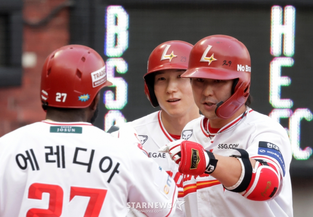 SSG Landers' third batter Choi Jung rounds the bases after hitting a two-run home run to left field off Kim Jin-wook in the bottom of the first inning with one out and a runner on first during the 2026 KBO League match between SSG Landers and Lotte Giants at Incheon SSG Landers Field on the 16th. 2026.06.16. /Photo=Senior reporter Kang Young-jo cameratalks@