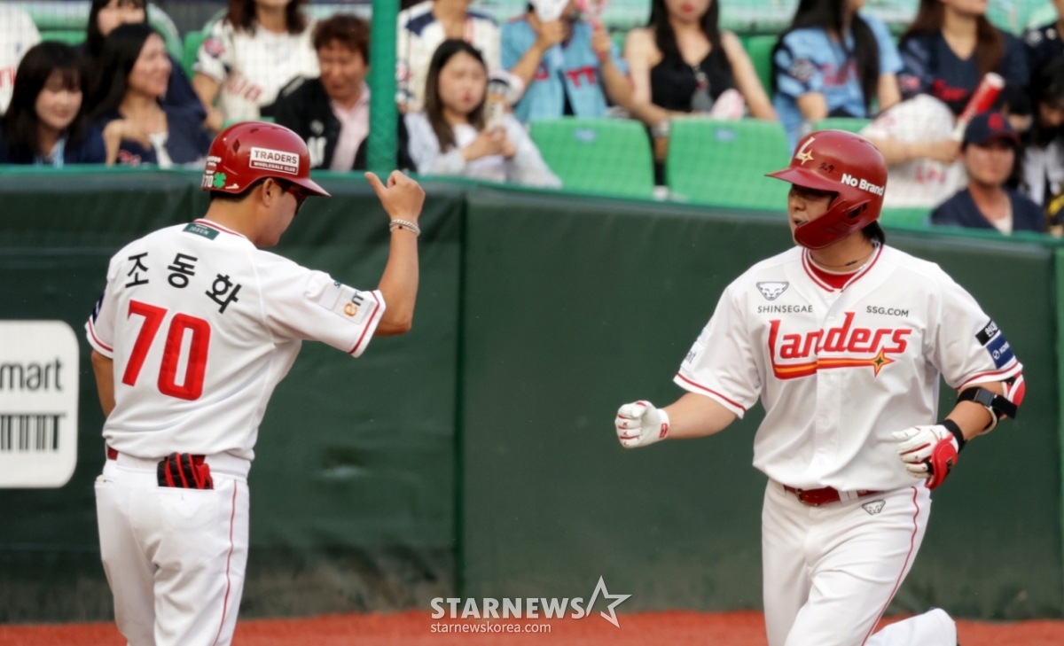 SSG Landers' third batter Choi Jung rounds the bases after hitting a two-run home run to left field off Kim Jin-wook in the bottom of the first inning with one out and a runner on first during the 2026 KBO League match between SSG Landers and Lotte Giants at Incheon SSG Landers Field on the 16th. 2026.06.16. /Photo=Senior reporter Kang Young-jo cameratalks@