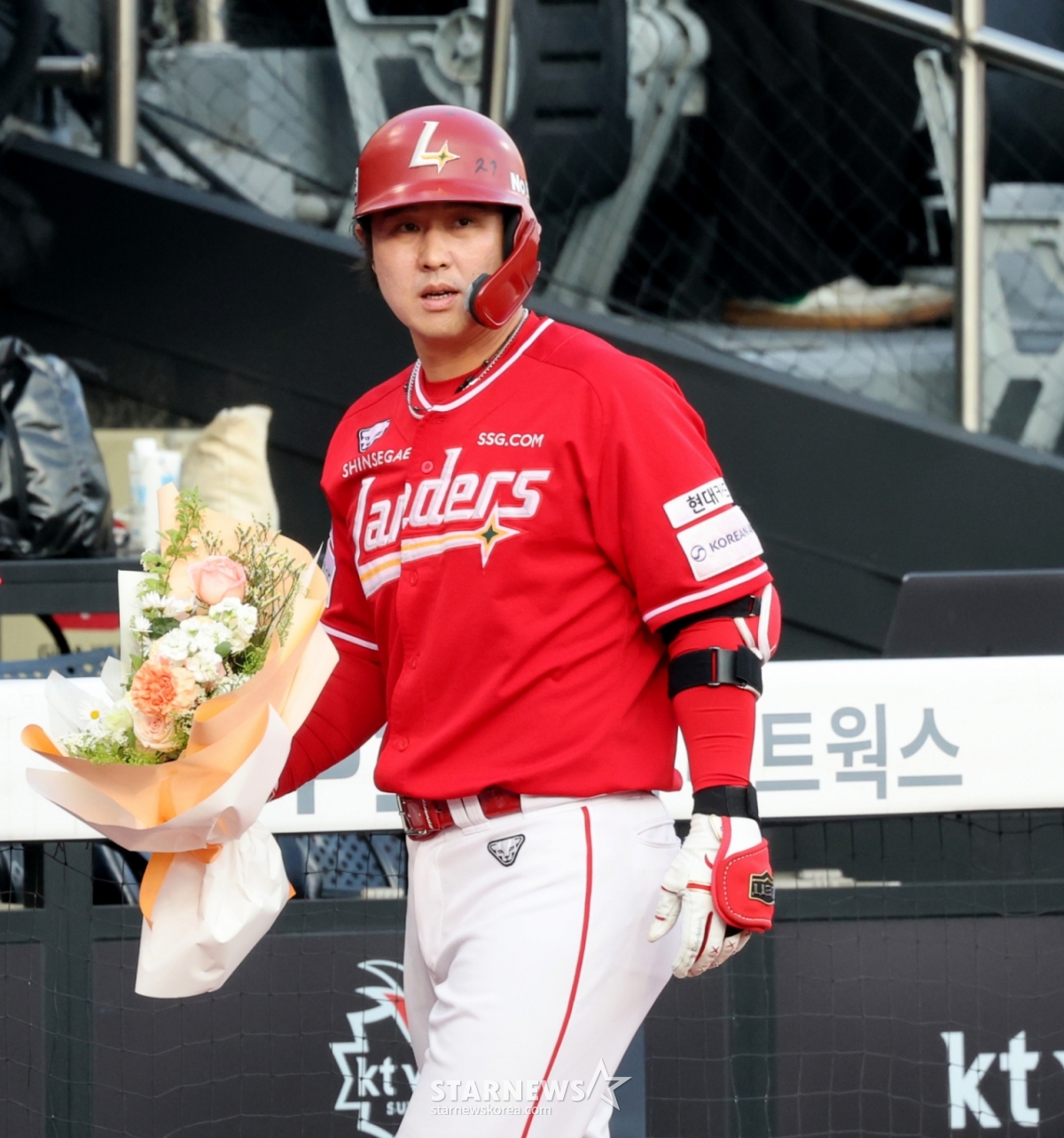 SSG Landers' third batter Choi Jung hit his 10th home run of the season off KT foreign pitcher Sauer in the top of the first inning with two outs during the 2026 KBO League match between KT Wiz and SSG Landers at Wees Park on the 12th, achieving double-digit home runs for 21 consecutive seasons. . 2026.05.12. /Photo=Senior reporter Kang Young-jo cameratalks@