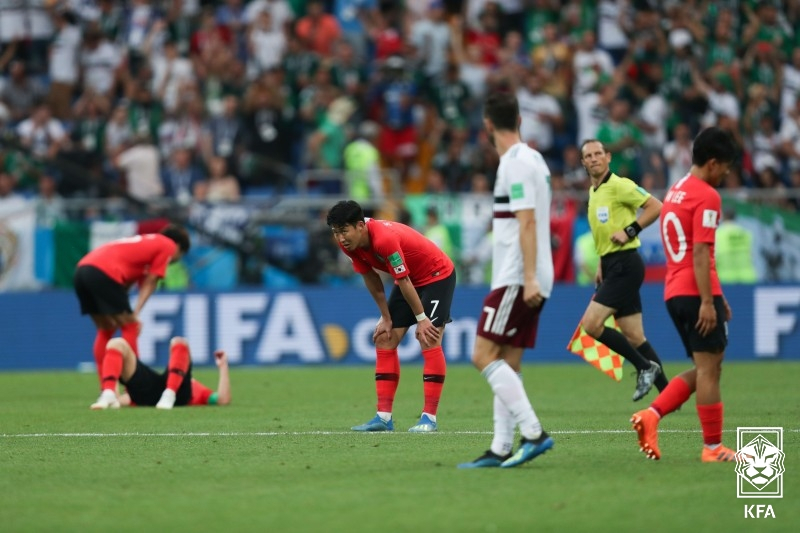 Korean national team players, including Son Heung-min, look back with regret after losing to Mexico in the second group stage match of the 2018 FIFA Russia World Cup. /Photo=Korea Football Association