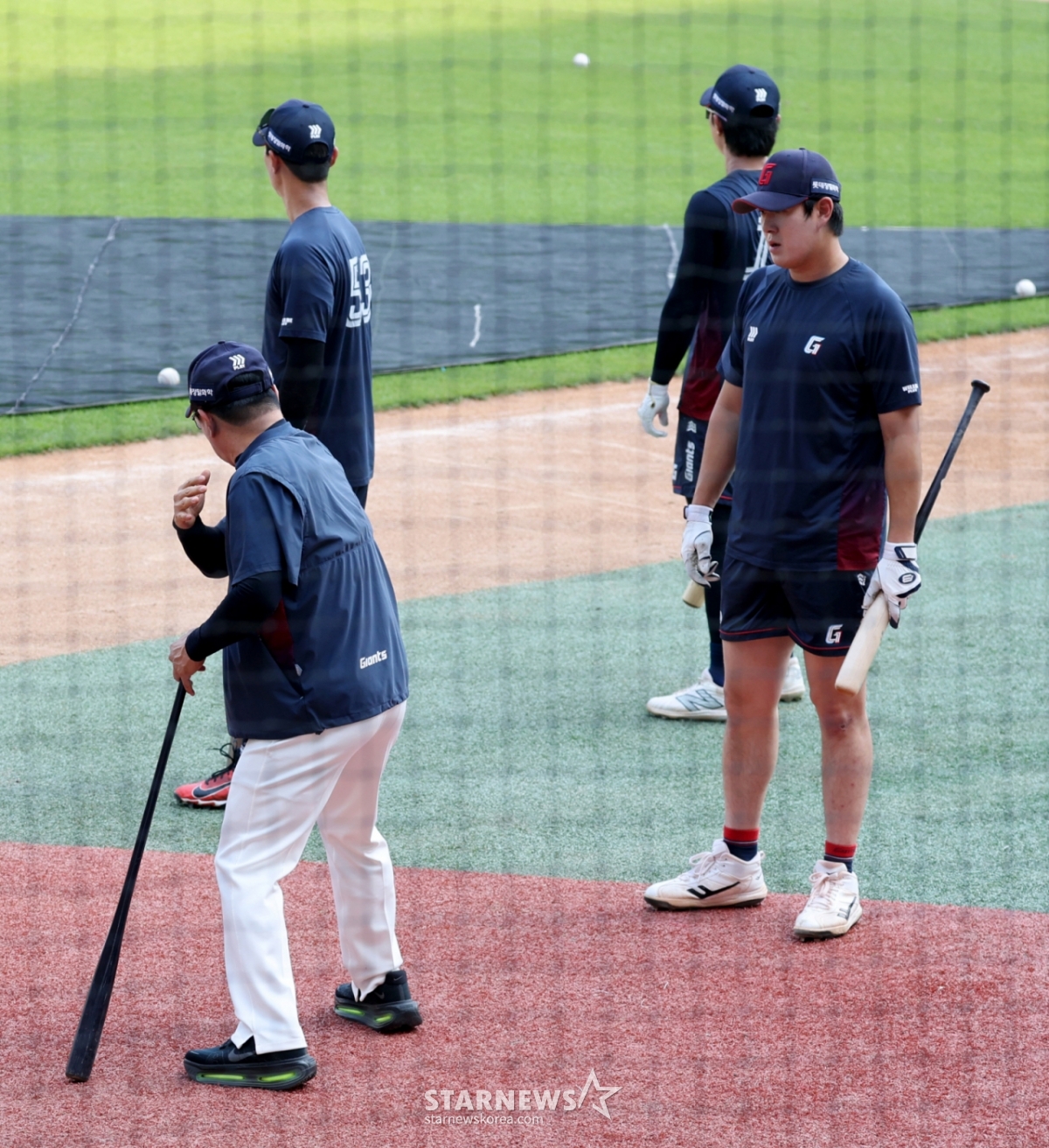 Lotte Manager Kim Tae-hyung is seen talking with Na Seung-yeop, who is training ahead of the 2026 KBO League game between SSG Landers and Lotte Giants at Incheon SSG Landers Field on the 16th. 2026.06.16. /Photo=Senior reporter Kang Young-jo cameratalks@