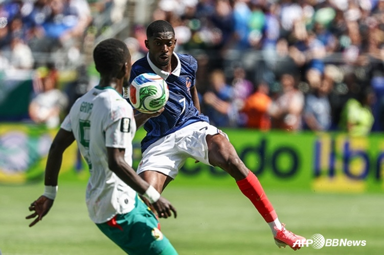 Usman Dembele (giữa). /AFPBBNews = Tin tức 1
