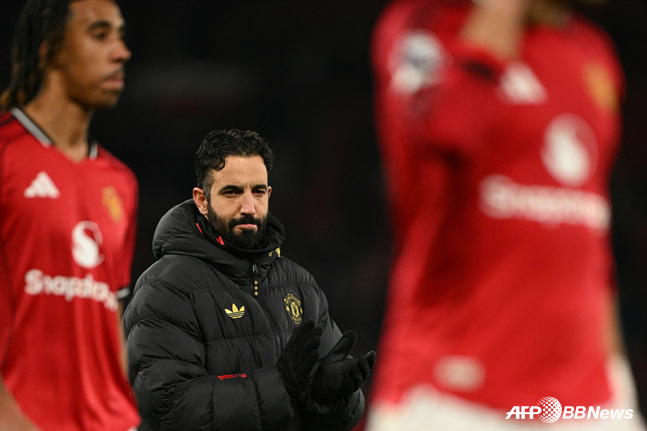Huấn luyện viên Reuben Amorim (giữa) khi còn là chỉ huy Man Utd. /AFPBBNews = Tin tức 1