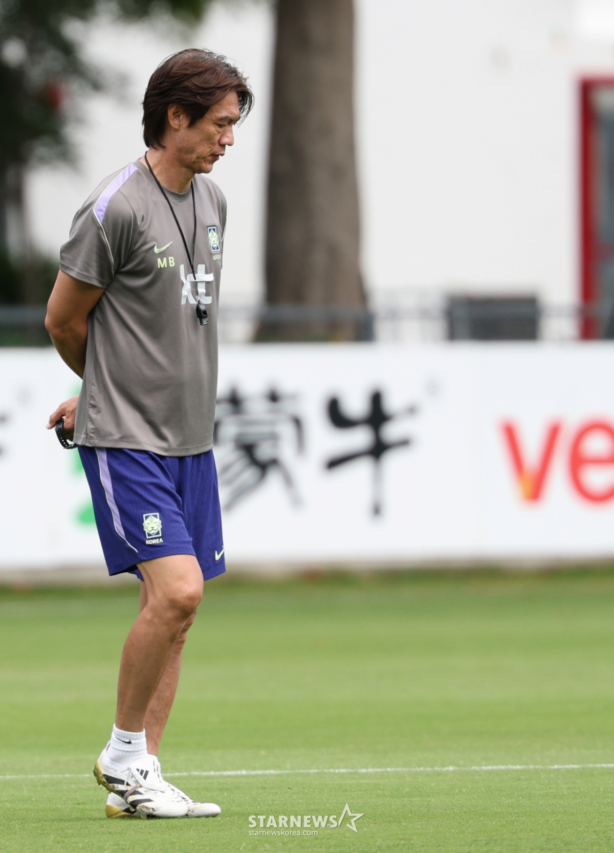 サッカーの大韓民国代表チームが、2026年北中米ワールドカップ(W杯)A組2次予選を控え、15日、メキシコ·グアダラハラのチバス·ヴェルデ·バジェで練習を行った。 洪明甫(ホン·ミョンボ)監督が思いにふけったままグラウンドを歩いている。 /写真=キム·ジンギョン待機者