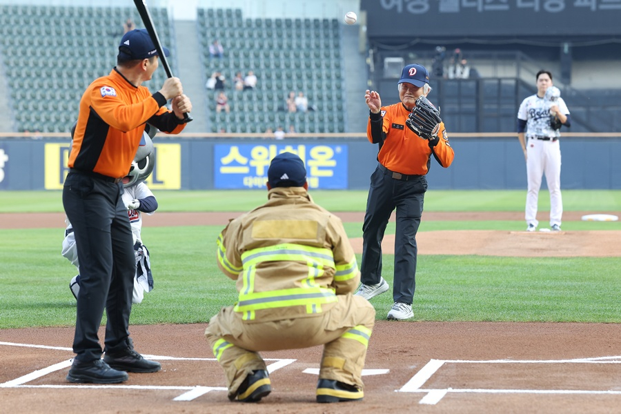 Kim So-soo is throwing the ceremonial first pitch, his son Kim Sung-eun is batting, and Kim Sung-min is pitching. /Photo=Doosan Bears