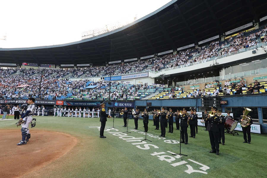 Ahead of the Jamsil game on the 16th, a band composed of active-duty firefighters is seen playing the national anthem. /Photo=Doosan Bears