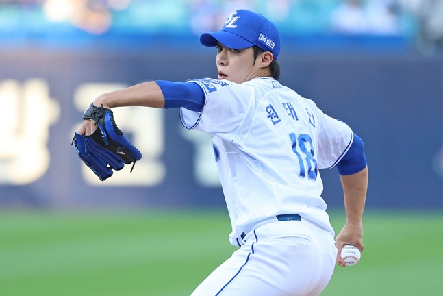 Won Tae-in took the mound in the game against Kiwoom on the 16th. /Photo=Samsung Lions