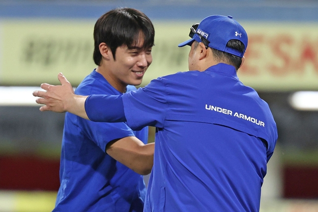 Won Tae-in (left) is seen shaking hands with manager Park Jin-man after the game. /Photo=Samsung Lions