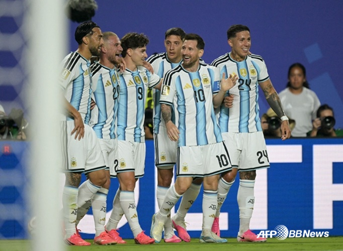 喜ぶリオネル·メッシ(10番)とアルゼンチン代表チームの選手たち。 /AFPBBNews=ニュース1