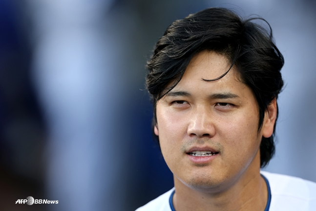 決勝本塁打の主人公である大谷がグラウンドを眺めている。 /AFPBBNews=ニュース1