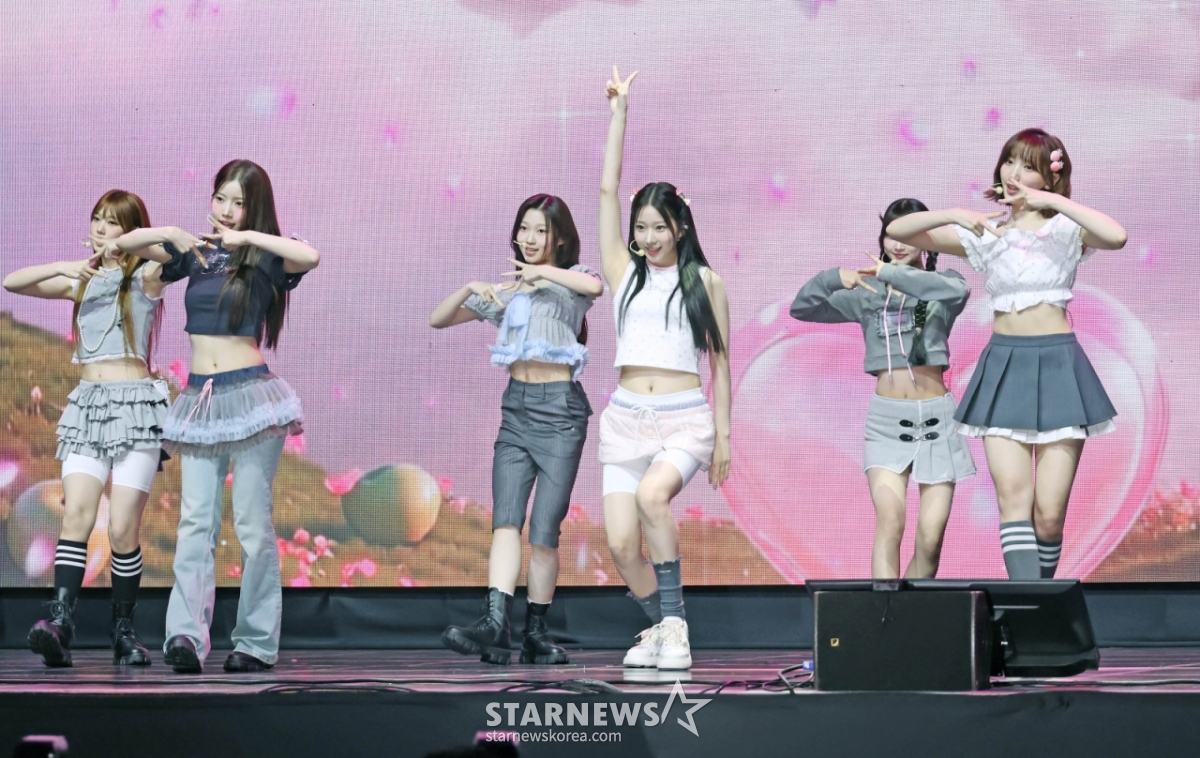 El grupo femenino USPEER presentó sus nuevas canciones durante el primer showcase de lanzamiento de su miniálbum 'BITE DISTRICT', celebrado el 17 por la tarde en el Seúl Myeonghwa Live Hall. El álbum incluye cuatro canciones: el tema principal 'WICKED GAME', 'So Fine', 'Bestie' y 'LOUD'. /el 17 de 2026 /Foto=Lee Dong-hoon photoguy@