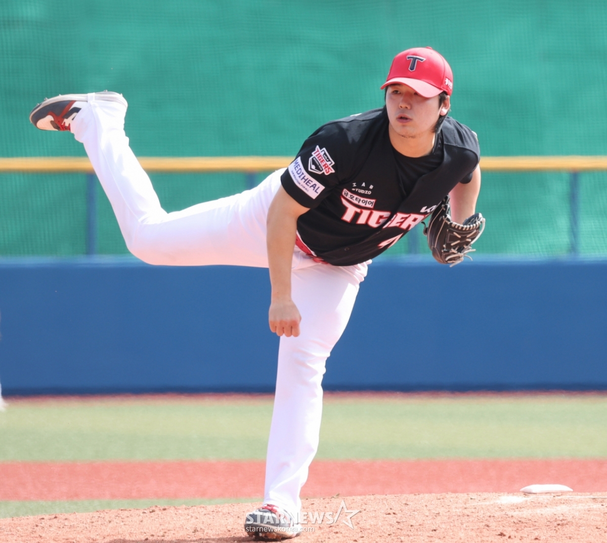 The Korean national baseball team for the WBC held a practice game against KIA Tigers at Kadena Baseball Field in Okinawa Prefecture, Japan, on February 24. KIA's Hwang Dong-ha is pitching. /Photo=Chief correspondent Kim Jin-kyung