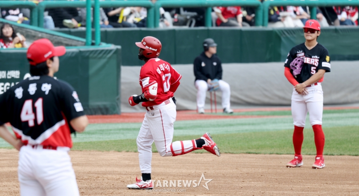 Lander's second batter, Eredia, is shown rounding the bases after hitting a three-run home run off Hwang Dong-ha in the bottom of the third inning with two outs and runners on first and second during the 2026 KBO League game between SSG Landers and KIA Tigers at Incheon SSG Landers Field on March 29, 2026. /Photo=Senior reporter Kang Young-jo