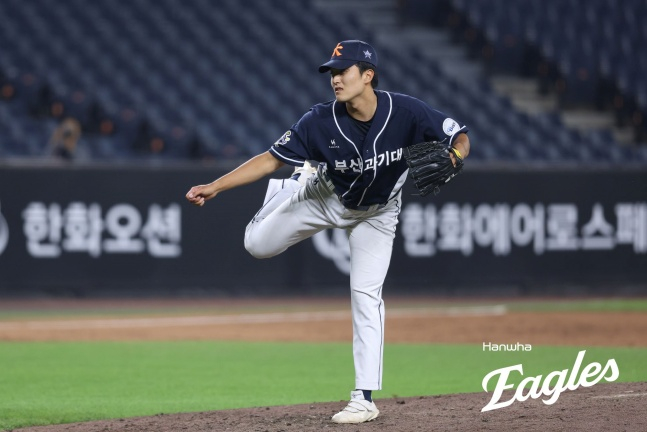 Busan University of Science and Technology's Kwak Byung-jin is seen pitching during the 4th Hanwha Eagles Cup High School-College All-Star Game held on the 8th at Daejeon Hanwha Life Eagles Park. /Photo=Hanwha Eagles