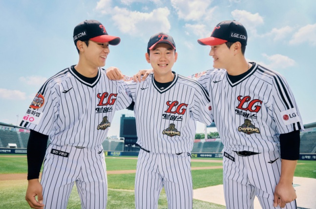 Игроки в классической форме LG. /Фото = Предоставлено LG Twins.