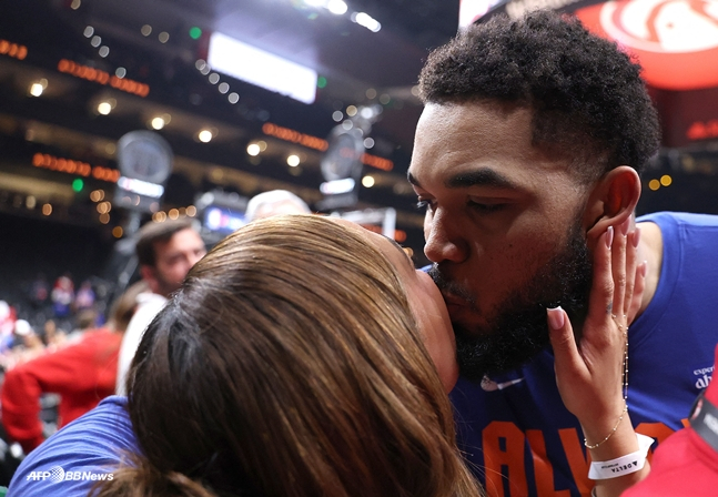 Towns couple kissing after winning the Eastern Conference Quarterfinals in April. /AFPBBNews=NEWS1
