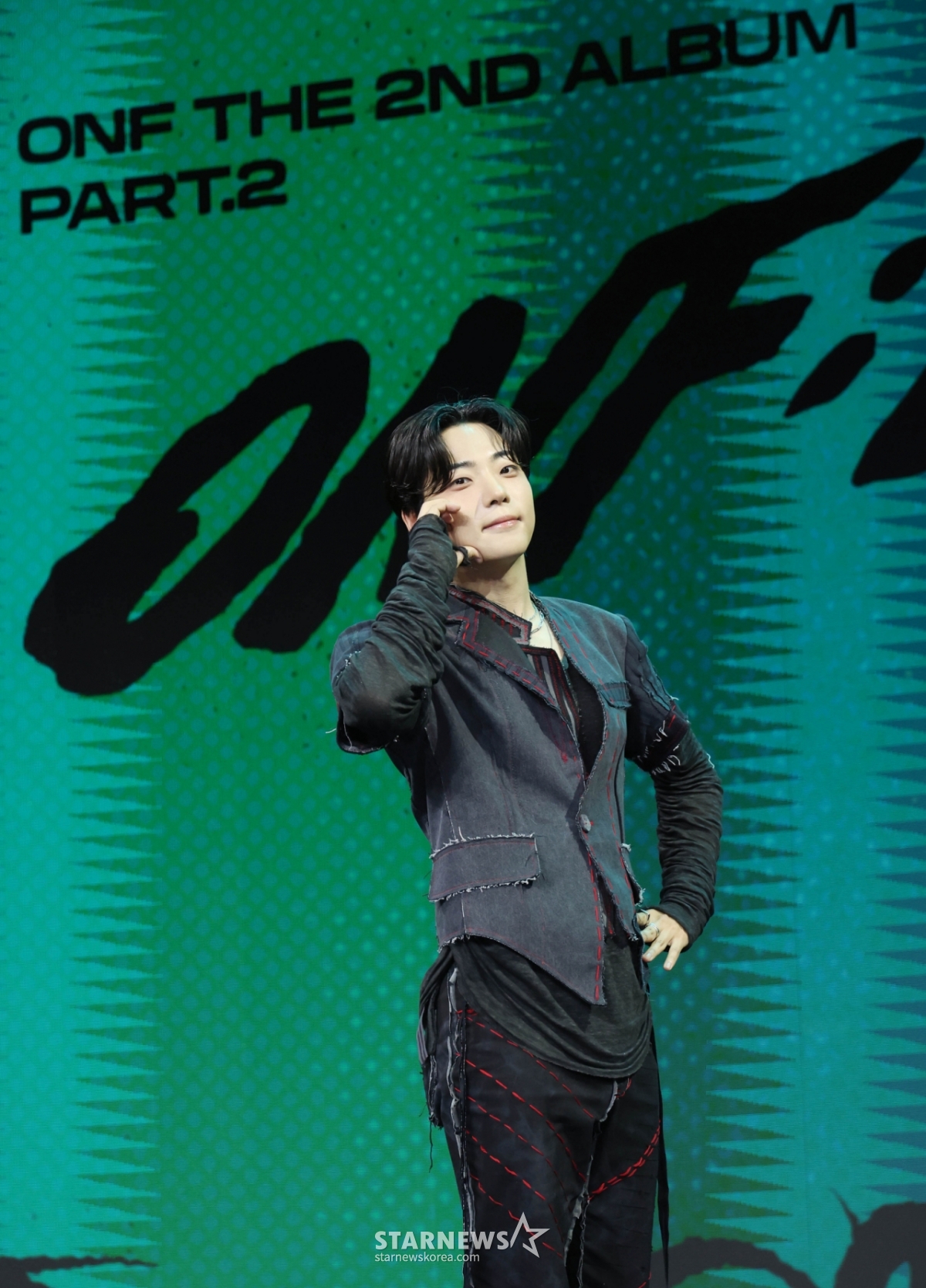 Ngày 17/4, nhóm nhạc ONF đang tạo dáng tại showcase full album vol.2 ONF: MY SELF diễn ra tại Cube Convention Center, Sangam-dong, Mapo-gu, Seoul. Ca khúc chủ đề Open the Door là ca khúc thể hiện cảm xúc cùng tồn tại sự căng thẳng, kỳ vọng và sợ hãi ngay trước khi bước một bước về phía tương lai bằng âm thanh dựa trên nền tảng rock. /2026.06.17/Ảnh = Photoguy@ Lee Dong Hoon