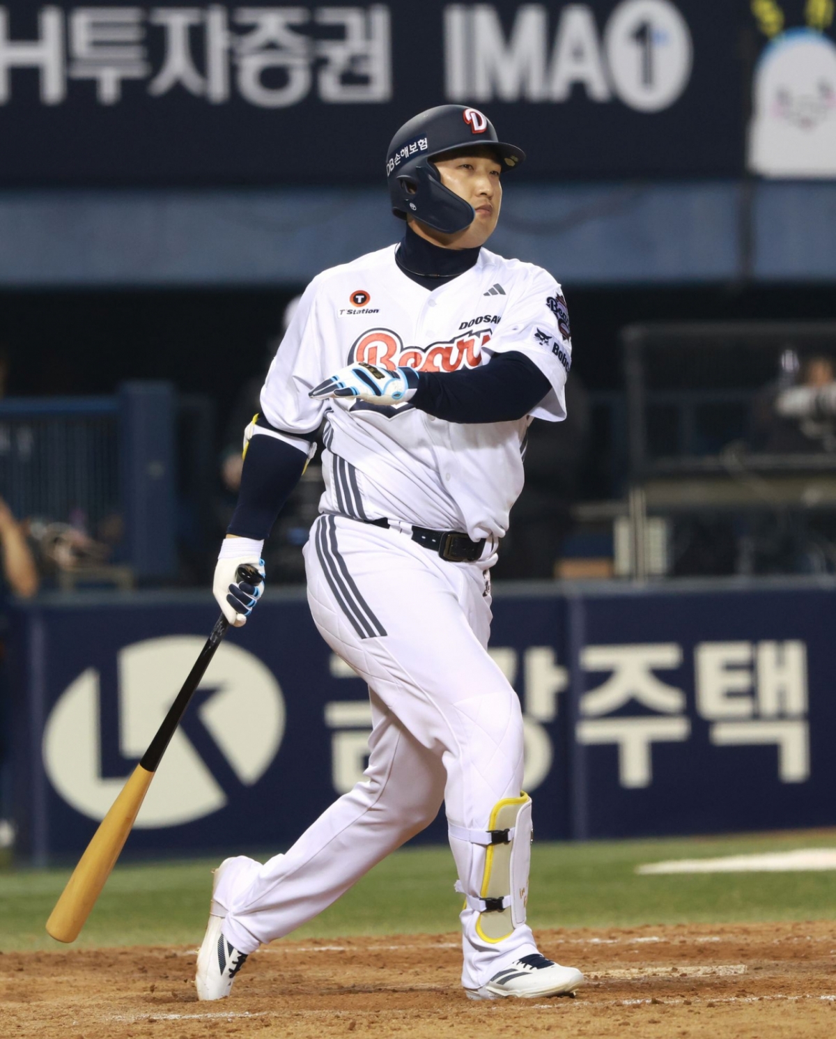 Mantener el ritmo de bateo saliendo como bateador emergente en cada partido es realmente difícil. Sin embargo, en Doosan Bears hay un jugador que realiza esta tarea en silencio. Se trata de Kim In-tae (32), quien se unió a Doosan en 2013 y, como miembro de un solo club, sigue recibiendo el amor de los aficionados.