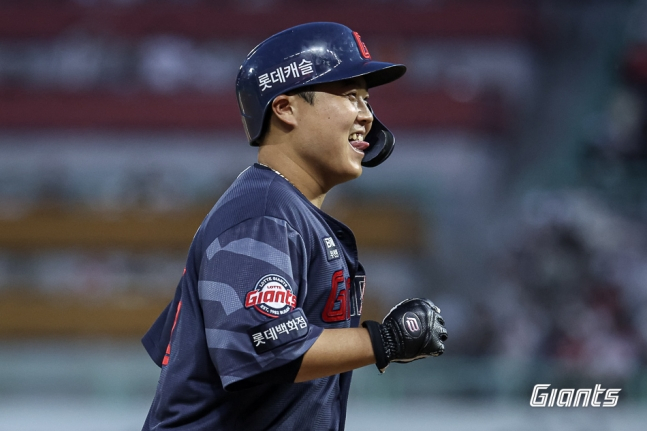 Хан Дон Хи из Lotte Giants широко улыбается после попадания в ворота SSG Landers 16-го числа. /Фото = Предоставлено Lotte Giants