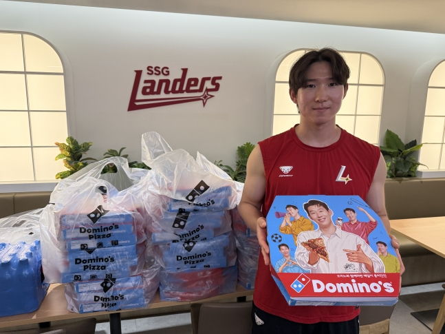 SSG Landers' Park Sung-han gifted 80 pizzas to the team, front office, and cheer squad ahead of their home game against the Lotte Giants on the 17th. /Photo=SSG Landers