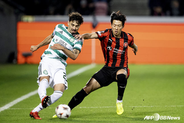 Lee Han-beom (phải) từ đội bóng trực thuộc Mitwilan. /AFPBBNews = Tin tức 1