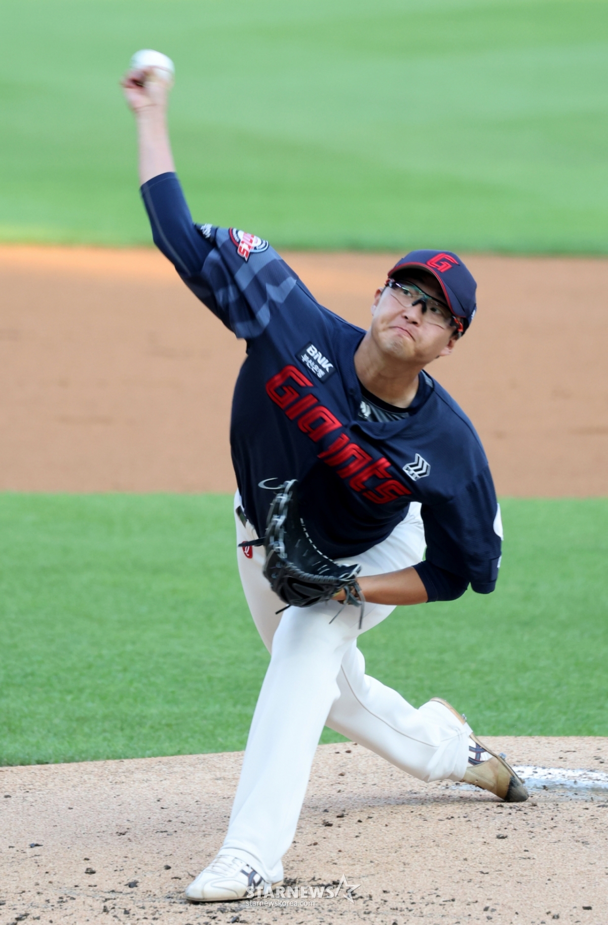 Lotte Giants pitcher Park Se-woong pitches during the 2026 Shinhan SOL KBO League away game against SSG Landers at Incheon SSG Landers Field on the 17th. /Photo=Senior reporter Kang Young-jo